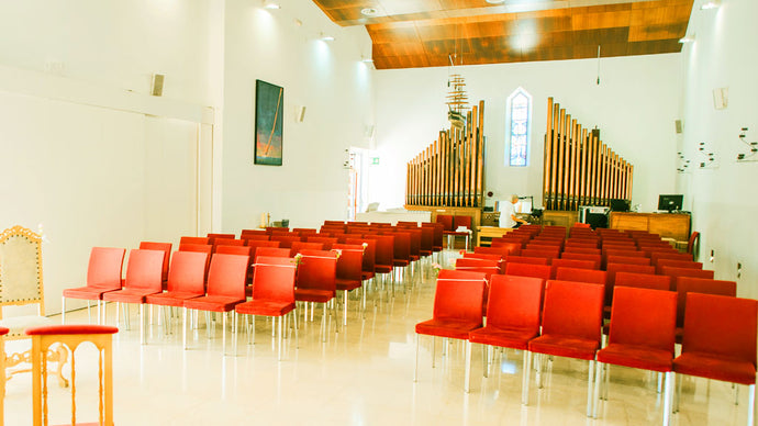 为信仰而设计：教堂布置宴会椅的最新趋势