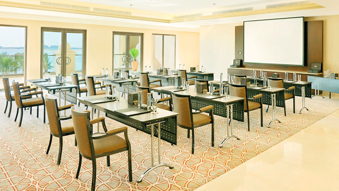 高品质会议桌的力量：影响酒店和会议中心的商务会议